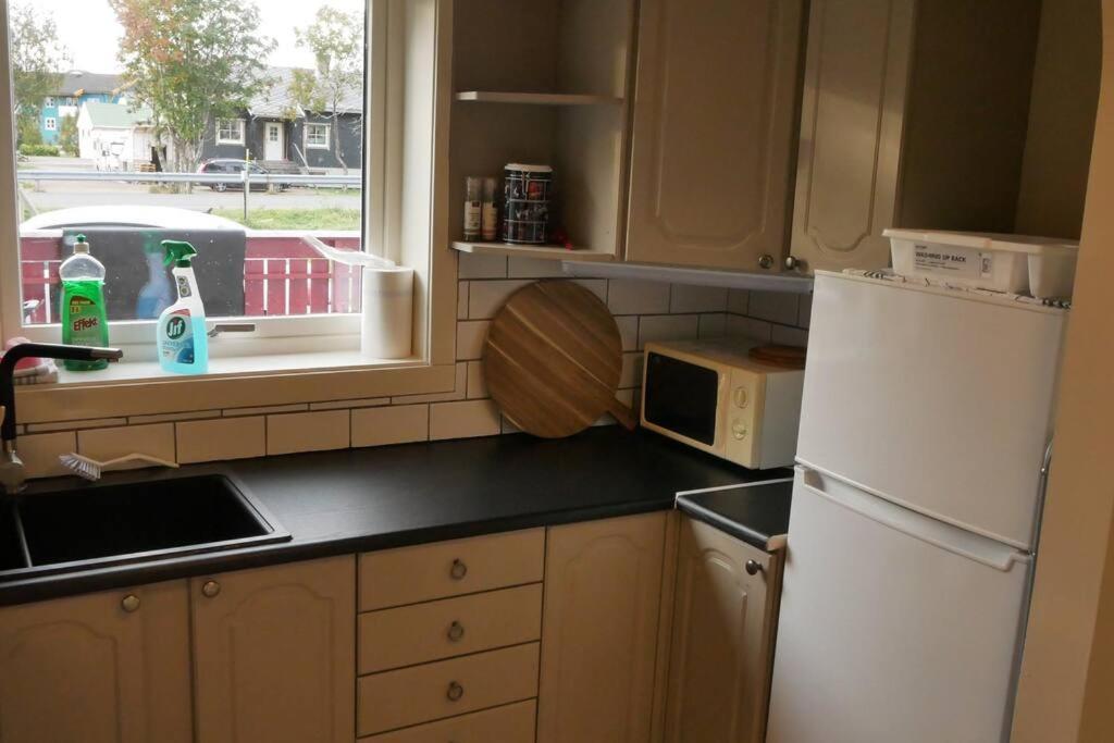 Nyrenovert Leilighet Med Gratis Parkering Leknes Exterior foto