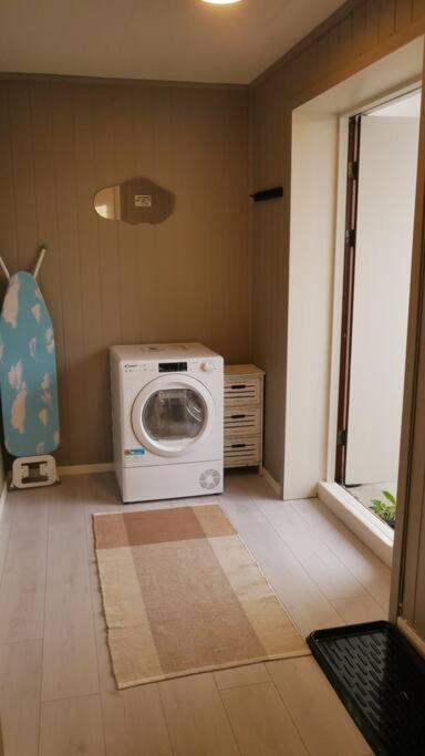 Nyrenovert Leilighet Med Gratis Parkering Leknes Exterior foto